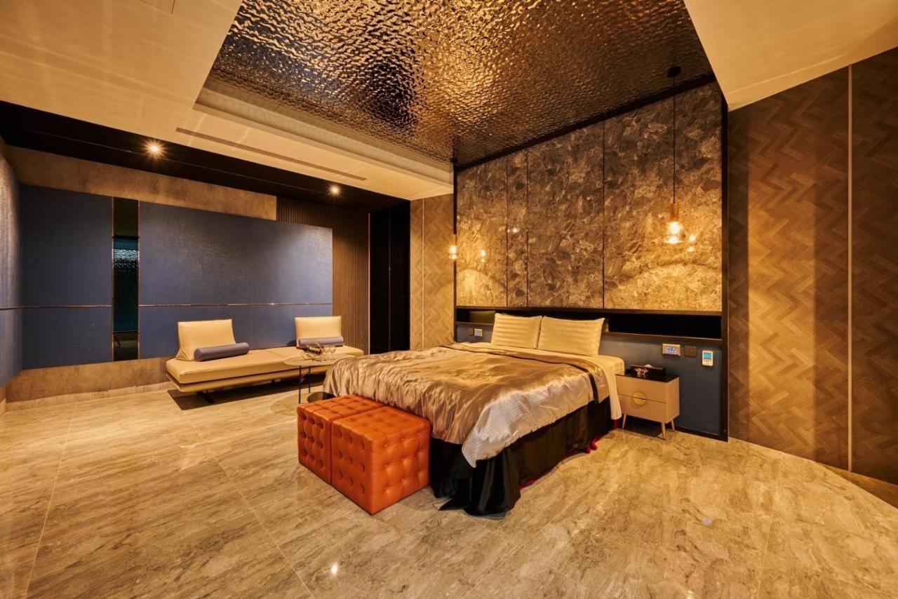 In Night Hotel Taichung Exterior foto
