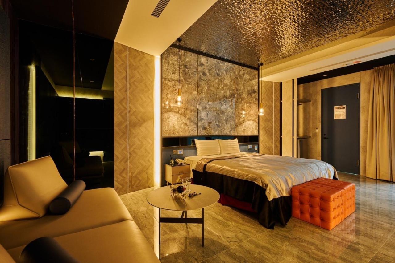 In Night Hotel Taichung Exterior foto