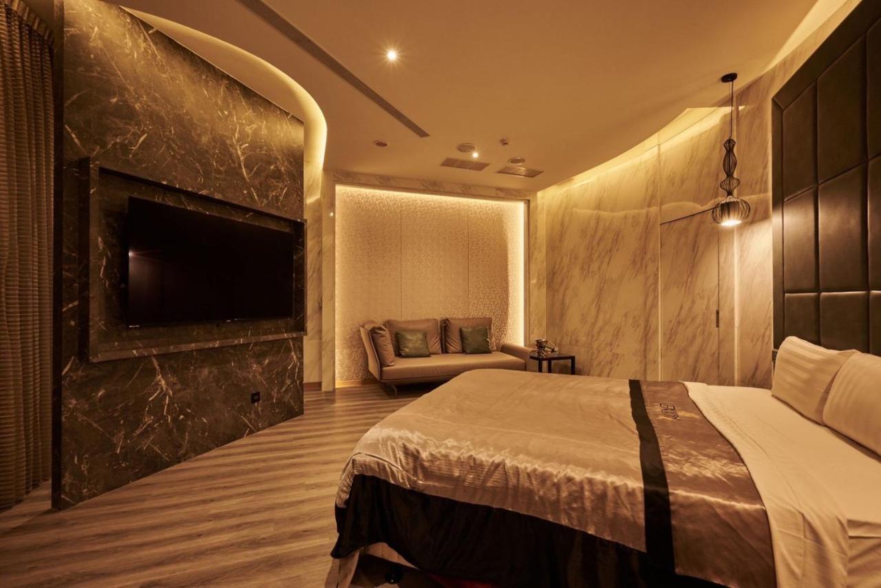 In Night Hotel Taichung Exterior foto