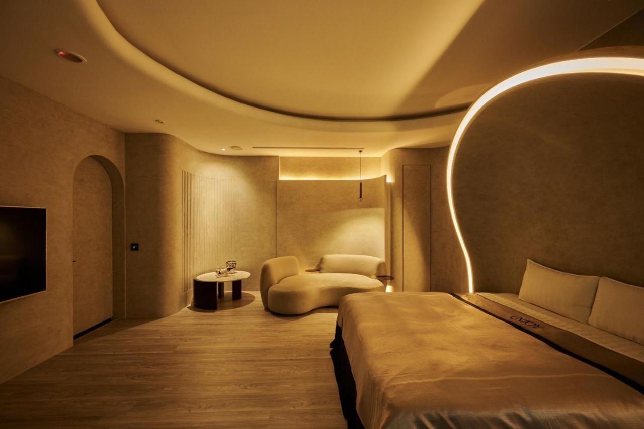 In Night Hotel Taichung Exterior foto
