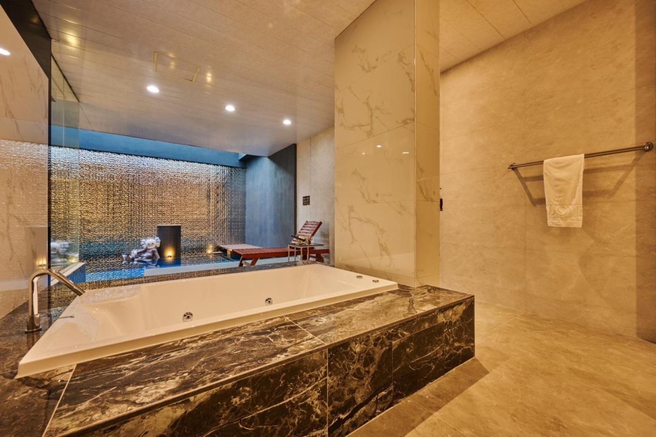 In Night Hotel Taichung Exterior foto