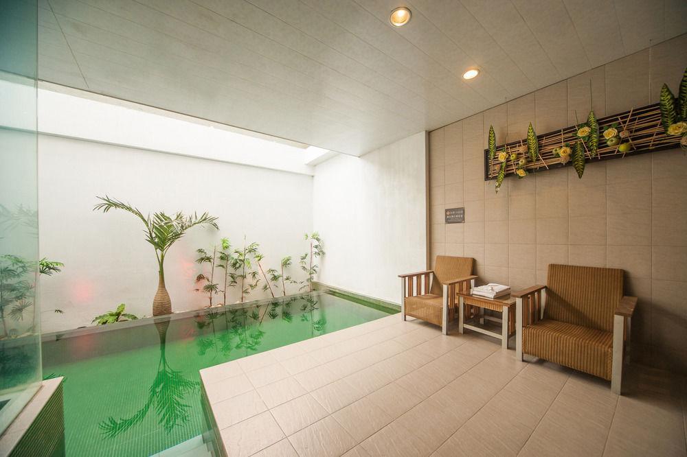 In Night Hotel Taichung Exterior foto