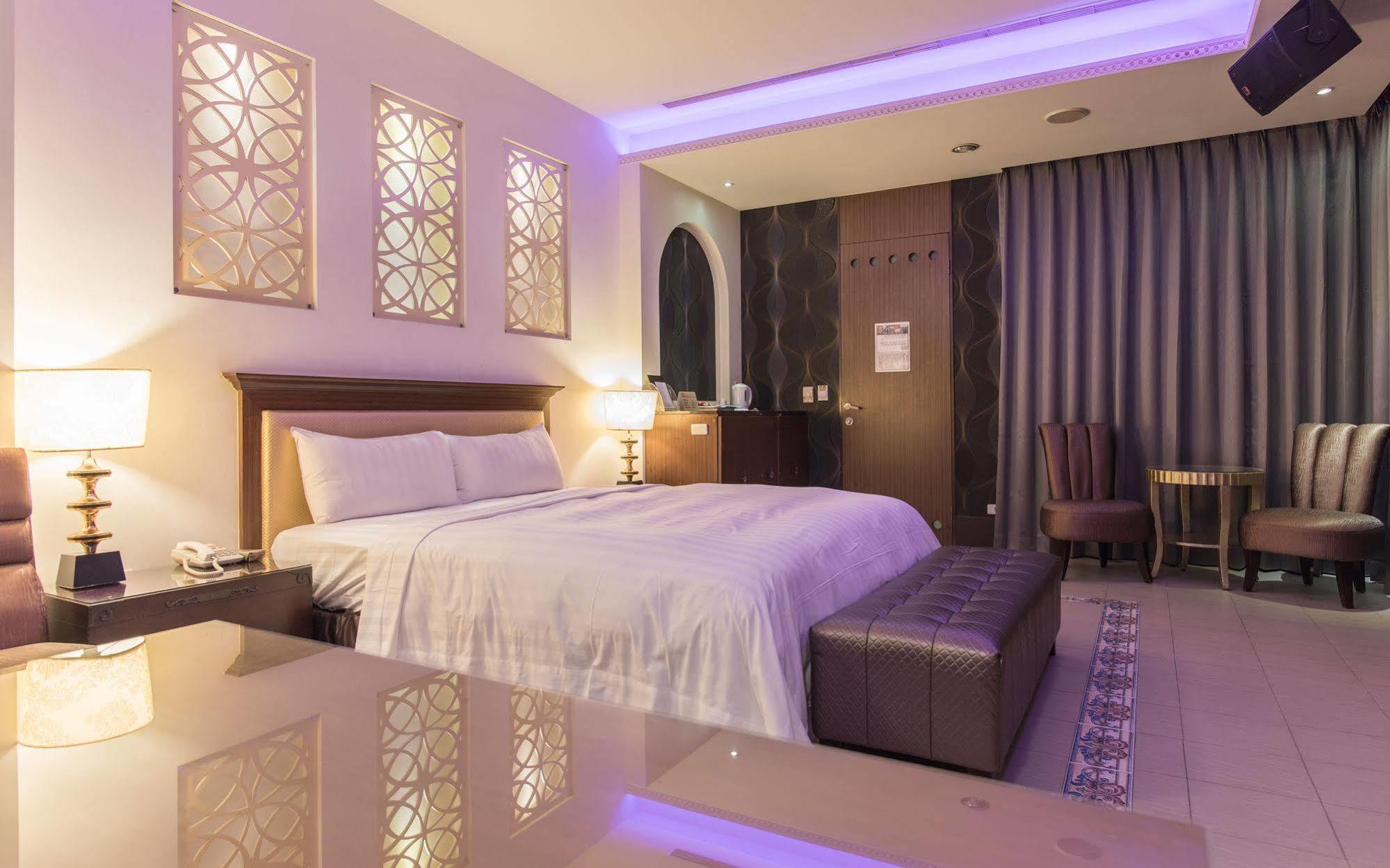 In Night Hotel Taichung Exterior foto